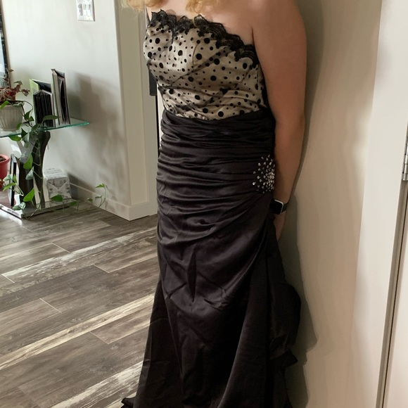 Beautiful custom fitted dress— one of a kind - Picture 4 of 15